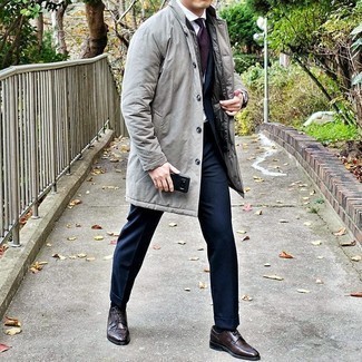 Dunkelbraune Krawatte kombinieren – 500+ Herbst Herren Outfits: Kombinieren Sie eine graue Regenjacke mit einer dunkelbraunen Krawatte für einen stilvollen, eleganten Look. Komplettieren Sie Ihr Outfit mit dunkelbraunen Leder Derby Schuhen. Der Look ist mega und passt super zu der Übergangszeit.