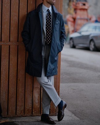 Dunkelblaue bedruckte Krawatte kombinieren – 482 Herren Outfits: Tragen Sie eine dunkelblaue Regenjacke und eine dunkelblaue bedruckte Krawatte, um einen eleganten, aber nicht zu festlichen Look zu kreieren. Komplettieren Sie Ihr Outfit mit dunkelbraunen Leder Slippern, um Ihr Modebewusstsein zu zeigen.