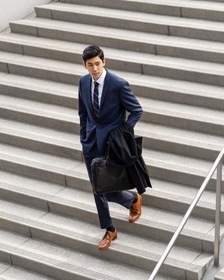 Braune Leder Derby Schuhe kombinieren – 500+ Herren Outfits: Kombinieren Sie eine schwarze Regenjacke mit einem dunkelblauen Anzug für eine klassischen und verfeinerte Silhouette. Wählen Sie braunen Leder Derby Schuhe, um Ihr Modebewusstsein zu zeigen.