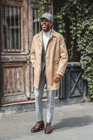 Beige Regenjacke kombinieren – 236 Herren Outfits: Kombinieren Sie eine beige Regenjacke mit einem grauen Wollanzug für einen stilvollen, eleganten Look. Dunkelbraune Leder Brogues sind eine gute Wahl, um dieses Outfit zu vervollständigen.