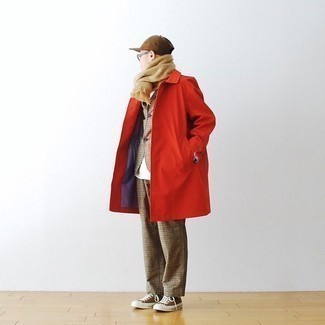 Rote Regenjacke kombinieren – 27 Herren Outfits: Paaren Sie eine rote Regenjacke mit einem beige Anzug mit Karomuster, wenn Sie einen gepflegten und stylischen Look wollen. Wählen Sie die legere Option mit braunen Segeltuch niedrigen Sneakers.