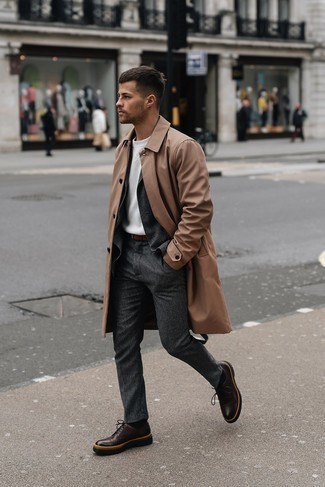 Beige Regenjacke kombinieren – 75 Smart-Casual Herren Outfits: Vereinigen Sie eine beige Regenjacke mit einem dunkelgrauen Wollanzug, um vor Klasse und Perfektion zu strotzen. Fühlen Sie sich ideenreich? Vervollständigen Sie Ihr Outfit mit dunkelbraunen Leder Derby Schuhen.