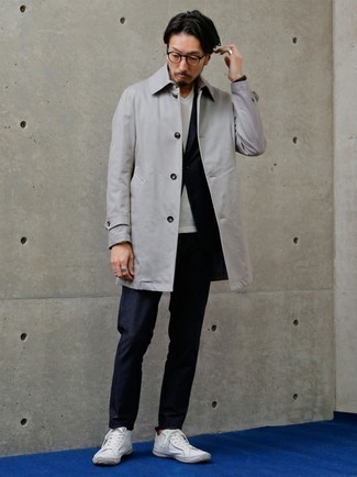 Graue Regenjacke kombinieren – 100 Herren Outfits: Tragen Sie eine graue Regenjacke und einen dunkelblauen Anzug, um vor Klasse und Perfektion zu strotzen. Fühlen Sie sich ideenreich? Komplettieren Sie Ihr Outfit mit weißen Segeltuch niedrigen Sneakers.