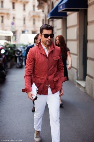 Graue Chukka-Stiefel kombinieren – 127 Herren Outfits: Tragen Sie eine rote Regenjacke und eine weiße Chinohose für ein bequemes Outfit, das außerdem gut zusammen passt. Dieses Outfit passt hervorragend zusammen mit grauen Chukka-Stiefeln.