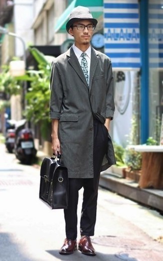Graue Regenjacke kombinieren – 100 Herren Outfits: Kombinieren Sie eine graue Regenjacke mit einer schwarzen Chinohose, um mühelos alles zu meistern, was auch immer der Tag bringen mag. Putzen Sie Ihr Outfit mit dunkelroten Leder Oxford Schuhen.