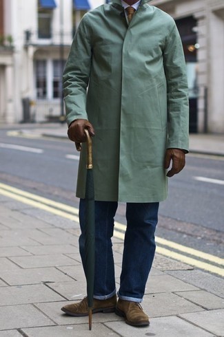 Mintgrüne Regenjacke kombinieren – 11 Herren Outfits: Kombinieren Sie eine mintgrüne Regenjacke mit dunkelblauen Jeans für ein bequemes Outfit, das außerdem gut zusammen passt. Setzen Sie bei den Schuhen auf die klassische Variante mit beige Chukka-Stiefeln aus Wildleder.