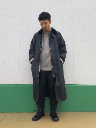 Graue Regenjacke kombinieren – 100 Herren Outfits: Kombinieren Sie eine graue Regenjacke mit einer schwarzen Chinohose für einen bequemen Alltags-Look. Schwarze Chukka-Stiefel aus Leder sind eine kluge Wahl, um dieses Outfit zu vervollständigen.