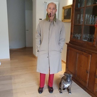 Elegante Outfits Herren 2024: Vereinigen Sie eine graue Regenjacke mit einer roten Anzughose, um vor Klasse und Perfektion zu strotzen. Komplettieren Sie Ihr Outfit mit dunkelbraunen Leder Slippern mit Quasten, um Ihr Modebewusstsein zu zeigen.