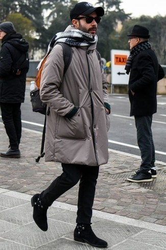 Herren Outfits 2022: Tragen Sie eine graue Regenjacke und schwarzen Jeans für einen bequemen Alltags-Look. Komplettieren Sie Ihr Outfit mit schwarzen Chelsea Boots aus Wildleder, um Ihr Modebewusstsein zu zeigen.