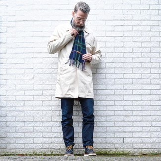 Hellbeige Regenjacke kombinieren – 236 Herren Outfits: Tragen Sie eine hellbeige Regenjacke und dunkelblauen Jeans für ein sonntägliches Mittagessen mit Freunden. Eine dunkelblaue Lederfreizeitstiefel sind eine einfache Möglichkeit, Ihren Look aufzuwerten.