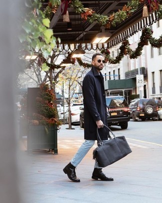 Schwarze Leder Sporttasche kombinieren – 76 Herren Outfits warm Wetter: Vereinigen Sie eine dunkelblaue Regenjacke mit einer schwarzen Leder Sporttasche für einen entspannten Wochenend-Look. Fügen Sie eine schwarze Lederfreizeitstiefel für ein unmittelbares Style-Upgrade zu Ihrem Look hinzu.