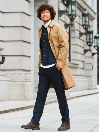 Wie Chukka-Stiefel mit Regenjacke zu kombinieren – 69 Herren Outfits: Kombinieren Sie eine Regenjacke mit einer schwarzen Anzughose für eine klassischen und verfeinerte Silhouette. Chukka-Stiefel verleihen einem klassischen Look eine neue Dimension.