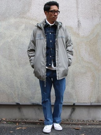 Graue Regenjacke kombinieren – 100 Herren Outfits: Kombinieren Sie eine graue Regenjacke mit blauen Jeans, um mühelos alles zu meistern, was auch immer der Tag bringen mag. Wählen Sie die legere Option mit weißen hohen Sneakers aus Segeltuch.