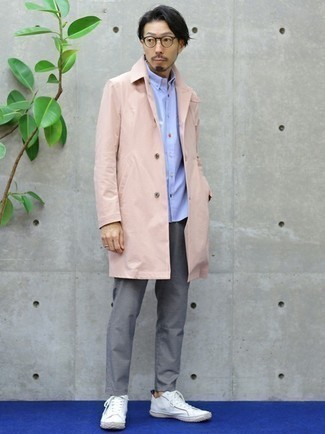 Rosa Überzug kombinieren – 25 Herren Outfits: Tragen Sie einen rosa Überzug und eine graue Chinohose, um mühelos alles zu meistern, was auch immer der Tag bringen mag. Weiße Segeltuch niedrige Sneakers sind eine einfache Möglichkeit, Ihren Look aufzuwerten.
