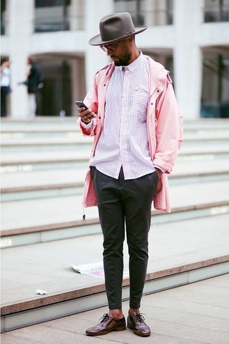 Dunkelbraune Leder Oxford Schuhe kombinieren – 1200+ Herren Outfits: Kombinieren Sie eine rosa Regenjacke mit einer schwarzen Chinohose für ein großartiges Wochenend-Outfit. Fügen Sie dunkelbraunen Leder Oxford Schuhe für ein unmittelbares Style-Upgrade zu Ihrem Look hinzu.