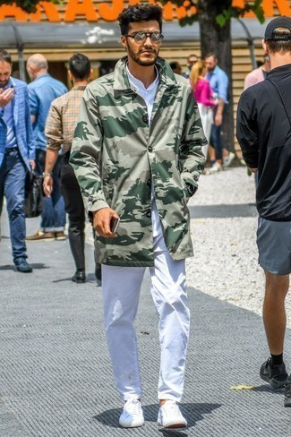 Dunkelgrüne Regenjacke kombinieren – 207 Herren Outfits: Vereinigen Sie eine dunkelgrüne Regenjacke mit einer weißen Chinohose für einen bequemen Alltags-Look. Weiße Segeltuch niedrige Sneakers sind eine großartige Wahl, um dieses Outfit zu vervollständigen.