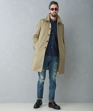 Beige Regenjacke kombinieren – 236 Herren Outfits: Kombinieren Sie eine beige Regenjacke mit blauen Jeans mit Destroyed-Effekten für einen entspannten Wochenend-Look. Wählen Sie schwarzen Leder Derby Schuhe, um Ihr Modebewusstsein zu zeigen.