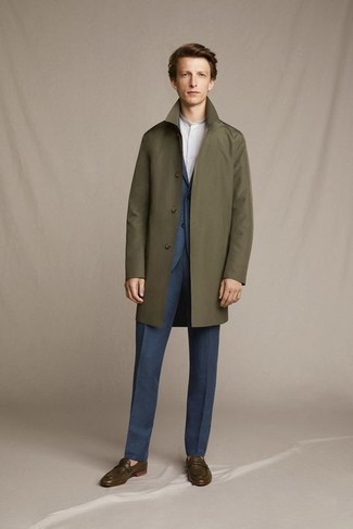 Olivgrüne Leder Slipper kombinieren – 70 Herren Outfits: Entscheiden Sie sich für eine olivgrüne Regenjacke und einen dunkelblauen Anzug für einen stilvollen, eleganten Look. Fühlen Sie sich ideenreich? Entscheiden Sie sich für olivgrünen Leder Slipper.