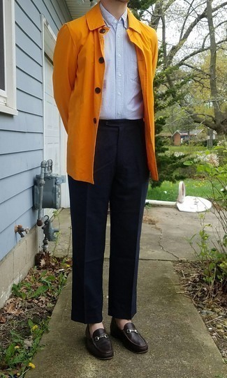Orange Regenjacke kombinieren – 39 Herren Outfits: Kombinieren Sie eine orange Regenjacke mit einer dunkelblauen Anzughose für einen stilvollen, eleganten Look. Machen Sie Ihr Outfit mit dunkelbraunen Leder Slippern eleganter.