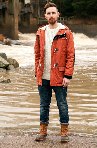 Rotbraune Winterschuhe kombinieren – 49 Herren Outfits: Kombinieren Sie eine orange Regenjacke mit dunkelblauen Jeans mit Destroyed-Effekten für einen entspannten Wochenend-Look. Fühlen Sie sich mutig? Wählen Sie rotbraunen Winterschuhe.