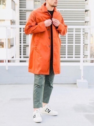 Orange Regenjacke kombinieren – 39 Herren Outfits: Kombinieren Sie eine orange Regenjacke mit einer olivgrünen Chinohose für einen bequemen Alltags-Look. Ergänzen Sie Ihr Look mit weißen und schwarzen Leder niedrigen Sneakers.
