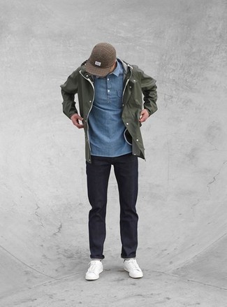 Hellblaues Chambray Polohemd kombinieren – 1 Herren Outfits: Kombinieren Sie ein hellblaues Chambray Polohemd mit dunkelblauen Jeans, um mühelos alles zu meistern, was auch immer der Tag bringen mag. Weiße Segeltuch niedrige Sneakers sind eine großartige Wahl, um dieses Outfit zu vervollständigen.