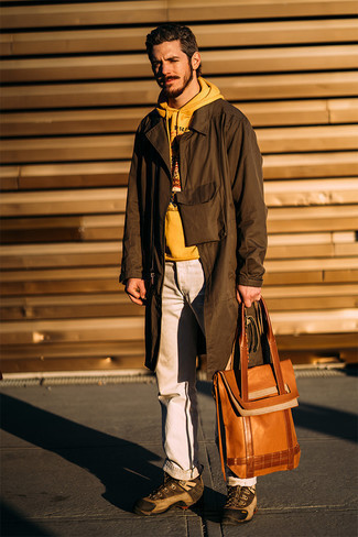 Rotbraune Shopper Tasche kombinieren – 151 Herbst Herren Outfits: Halten Sie Ihr Outfit locker mit einer braunen Regenjacke und einer rotbraunen Shopper Tasche. Braune Lederarbeitsstiefel sind eine gute Wahl, um dieses Outfit zu vervollständigen. Was für eine super Übergangs-Look Idee!