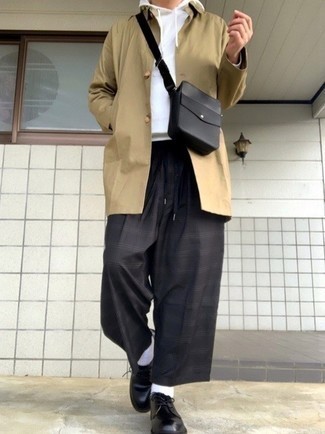 Beige Regenjacke kombinieren – 75 Smart-Casual Herren Outfits: Kombinieren Sie eine beige Regenjacke mit einer schwarzen Chinohose mit Schottenmuster, um einen lockeren, aber dennoch stylischen Look zu erhalten. Fühlen Sie sich mutig? Wählen Sie schwarzen Leder Derby Schuhe.