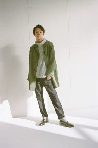 Teenager: Smart-Casual Outfits Herren 2024: Kombinieren Sie eine olivgrüne Regenjacke mit dunkelgrauen Jeans für einen bequemen Alltags-Look. Fühlen Sie sich mutig? Ergänzen Sie Ihr Outfit mit dunkelgrünen Leder Slippern.