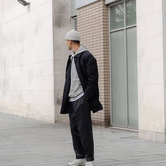 Überzug kombinieren – 500+ Herren Outfits: Kombinieren Sie einen Überzug mit einer schwarzen Chinohose für ein bequemes Outfit, das außerdem gut zusammen passt. Vervollständigen Sie Ihr Look mit grauen Sportschuhen.