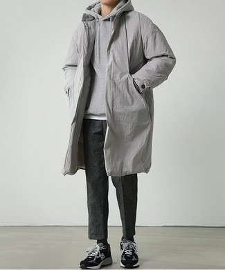 Graue Wollchinohose kombinieren – 341 Herren Outfits: Kombinieren Sie eine graue Regenjacke mit einer grauen Wollchinohose für einen bequemen Alltags-Look. Schwarze Wildleder niedrige Sneakers sind eine gute Wahl, um dieses Outfit zu vervollständigen.