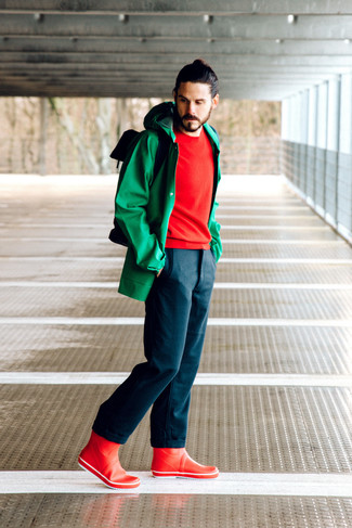 Grüne Regenjacke kombinieren – 11 Herren Outfits: Arbeitsreiche Tage verlangen nach einem einfachen, aber dennoch stylischen Outfit, wie zum Beispiel eine grüne Regenjacke und eine dunkelblaue Chinohose. Fühlen Sie sich ideenreich? Komplettieren Sie Ihr Outfit mit roten Gummistiefeln.