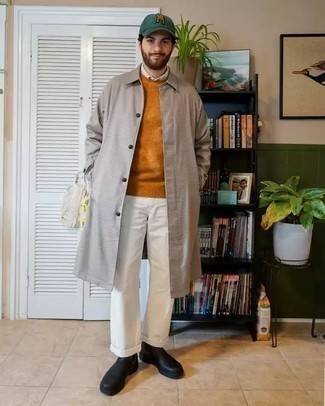 Smart-Casual warm Wetter Outfits Herren 2024: Kombinieren Sie eine graue Regenjacke mit einer weißen Chinohose für ein bequemes Outfit, das außerdem gut zusammen passt. Fühlen Sie sich ideenreich? Ergänzen Sie Ihr Outfit mit schwarzen Chelsea Boots aus Leder.
