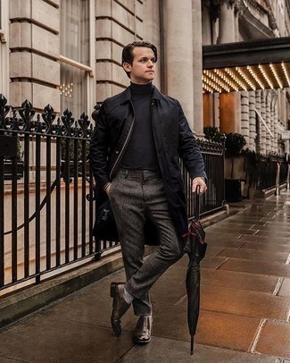 Welche Regenjacken mit dunkelbrauner Oxford Schuhe zu tragen – 10 Herren Outfits: Entscheiden Sie sich für eine Regenjacke und eine graue Wollchinohose für ein sonntägliches Mittagessen mit Freunden. Fühlen Sie sich mutig? Wählen Sie dunkelbraunen Oxford Schuhe.