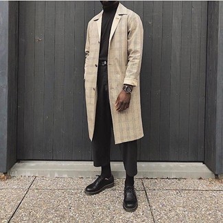 Regenjacke kombinieren – 500+ Herren Outfits: Die Kombination von einer Regenjacke und einer dunkelgrauen Chinohose erlaubt es Ihnen, Ihren Freizeitstil klar und einfach zu halten. Putzen Sie Ihr Outfit mit schwarzen Leder Derby Schuhen.