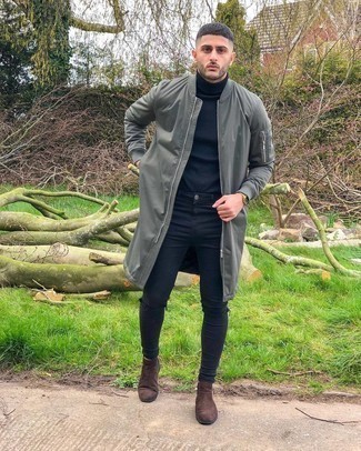 Dunkelgraue Regenjacke kombinieren – 100 Herren Outfits: Kombinieren Sie eine dunkelgraue Regenjacke mit schwarzen engen Jeans mit Destroyed-Effekten für einen entspannten Wochenend-Look. Fühlen Sie sich ideenreich? Entscheiden Sie sich für braunen Chelsea Boots aus Wildleder.