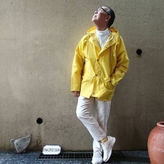 gelbe Regenjacke von Nanamica