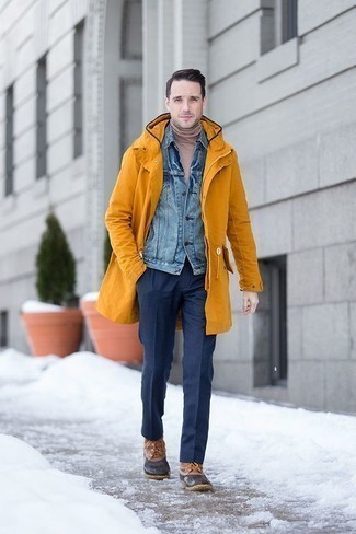 Orange Regenjacke kombinieren – 39 Herren Outfits: Kombinieren Sie eine orange Regenjacke mit einer dunkelblauen Anzughose für einen stilvollen, eleganten Look. Suchen Sie nach leichtem Schuhwerk? Entscheiden Sie sich für braunen Winterschuhe für den Tag.