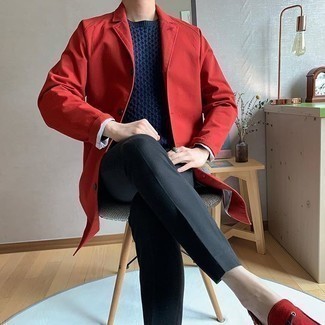 Rote Wildleder Slipper kombinieren – 26 Herren Outfits: Geben Sie den bestmöglichen Look ab in einer roten Regenjacke und einer schwarzen Anzughose. Fühlen Sie sich mutig? Wählen Sie roten Wildleder Slipper.