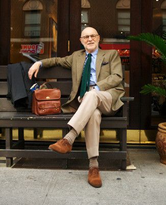 60 Jährige: Hellviolettes Einstecktuch kombinieren – 7 Herren Outfits: Für ein bequemes Couch-Outfit, paaren Sie eine schwarze Regenjacke mit einem hellvioletten Einstecktuch. Fühlen Sie sich ideenreich? Entscheiden Sie sich für rotbraunen Wildleder Oxford Schuhe.