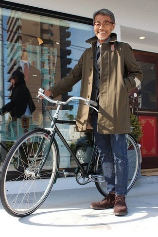 Graues Sakko kombinieren – 379 Herren Outfits kühl Wetter: Erwägen Sie das Tragen von einem grauen Sakko und blauen Jeans für Drinks nach der Arbeit. Braune Chukka-Stiefel aus Wildleder sind eine gute Wahl, um dieses Outfit zu vervollständigen.