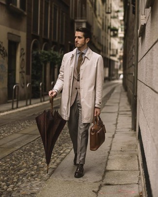 Rotbraune Aktentasche kombinieren – 461 Herren Outfits: Entscheiden Sie sich für eine hellbeige Regenjacke und eine rotbraune Aktentasche für einen entspannten Wochenend-Look. Fühlen Sie sich mutig? Vervollständigen Sie Ihr Outfit mit dunkelbraunen Leder Oxford Schuhen.