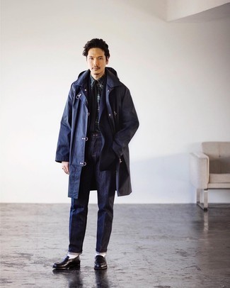 Dunkelblaues Sakko kombinieren – 500+ Herren Outfits: Vereinigen Sie ein dunkelblaues Sakko mit dunkelblauen Jeans, um einen modischen Freizeitlook zu kreieren. Setzen Sie bei den Schuhen auf die klassische Variante mit schwarzen Leder Slippern.