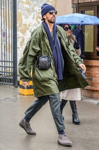 Welche Anzughosen mit dunkelgrauer Chukka-Stiefel zu tragen – 9 Herren Outfits: Kombinieren Sie eine olivgrüne Regenjacke mit einer Anzughose, um vor Klasse und Perfektion zu strotzen. Fühlen Sie sich ideenreich? Komplettieren Sie Ihr Outfit mit dunkelgrauen Chukka-Stiefeln.