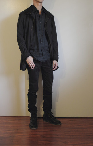 Schwarze Jeans kombinieren – 500+ Casual Herbst Herren Outfits: Kombinieren Sie eine schwarze Regenjacke mit schwarzen Jeans, um einen lockeren, aber dennoch stylischen Look zu erhalten. Eine schwarze Lederfreizeitstiefel putzen umgehend selbst den bequemsten Look heraus. Der Look ist einfach mega und passt toll zum Herbst.