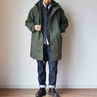 Olivgrüne Regenjacke kombinieren – 207 Herren Outfits: Kombinieren Sie eine olivgrüne Regenjacke mit dunkelblauen Jeans für ein bequemes Outfit, das außerdem gut zusammen passt. Fühlen Sie sich mutig? Komplettieren Sie Ihr Outfit mit dunkelbraunen Leder Derby Schuhen.
