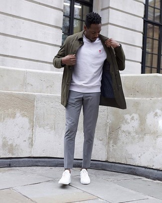 Überzug kombinieren – 500+ Casual Frühling Herren Outfits: Kombinieren Sie einen Überzug mit einer grauen Chinohose, um mühelos alles zu meistern, was auch immer der Tag bringen mag. Weiße Segeltuch niedrige Sneakers sind eine einfache Möglichkeit, Ihren Look aufzuwerten. Schon ergibt sich ein cooles Frühlings-Outfit.