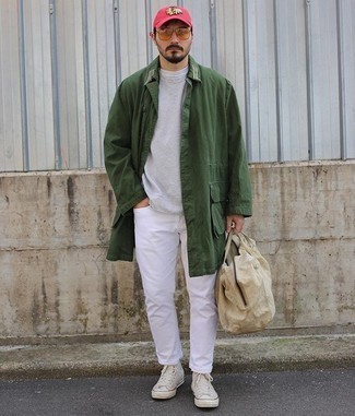 Olivgrüne Regenjacke kombinieren – 207 Herren Outfits: Tragen Sie eine olivgrüne Regenjacke und weißen Jeans für einen bequemen Alltags-Look. Fühlen Sie sich mutig? Ergänzen Sie Ihr Outfit mit hellbeige hohen Sneakers aus Segeltuch.