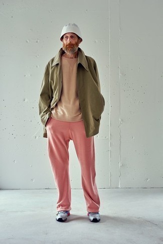 Dunkelgrüne Regenjacke kombinieren – 207 Herren Outfits: Für ein bequemes Couch-Outfit, kombinieren Sie eine dunkelgrüne Regenjacke mit einer rosa Jogginghose. Fühlen Sie sich mutig? Vervollständigen Sie Ihr Outfit mit grauen Sportschuhen.