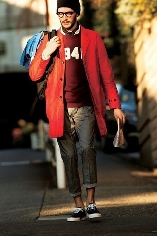 Braunen Segeltuch Rucksack kombinieren – 100 Herren Outfits: Entscheiden Sie sich für eine rote Regenjacke und einen braunen Segeltuch Rucksack für einen entspannten Wochenend-Look. Schwarze und weiße Segeltuch niedrige Sneakers sind eine einfache Möglichkeit, Ihren Look aufzuwerten.